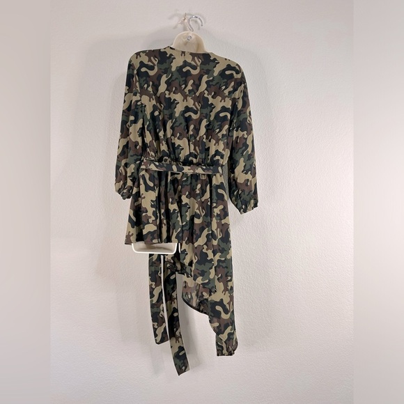 ✨New✨ Sheer Camouflage Asymmetrical Top - Picture 3 of 6